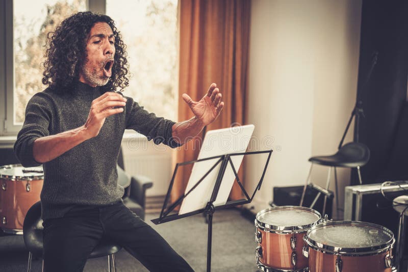 音乐老师和学生一起在线唱歌 免版税图库摄影