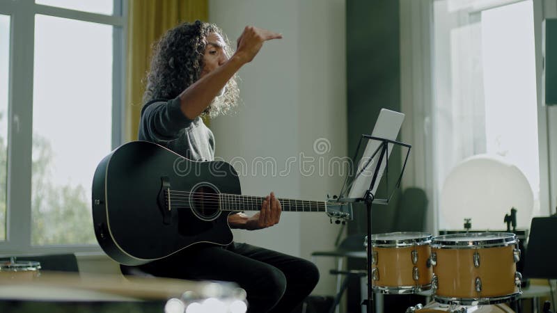 音乐教师提供在线歌唱课程. 影视素材