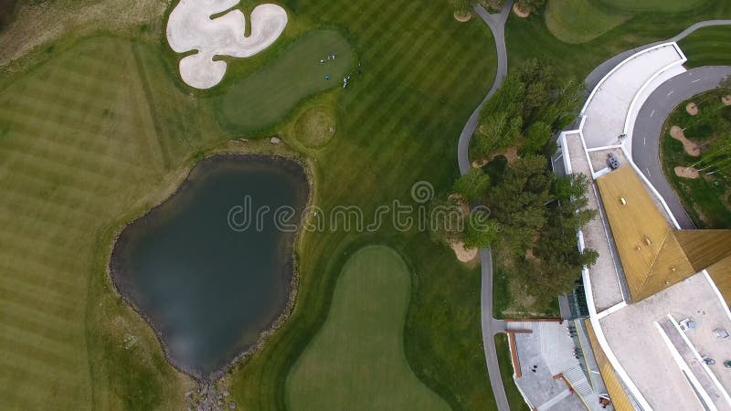 顶视图绿色高尔夫球场室外绿草领域 从飞行寄生虫的鸟瞰图 免版税库存图片 顶视图绿色高尔夫球场室外绿草领域 从飞行寄生虫的鸟瞰图 免版税库存图片