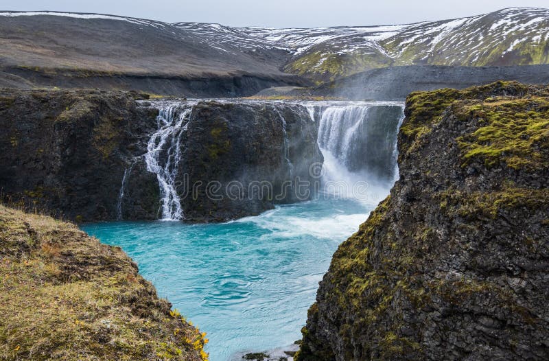 风景如画的瀑布西戈尔杜福秋景. 冰岛南部高地的季节变化  免版税库存图片