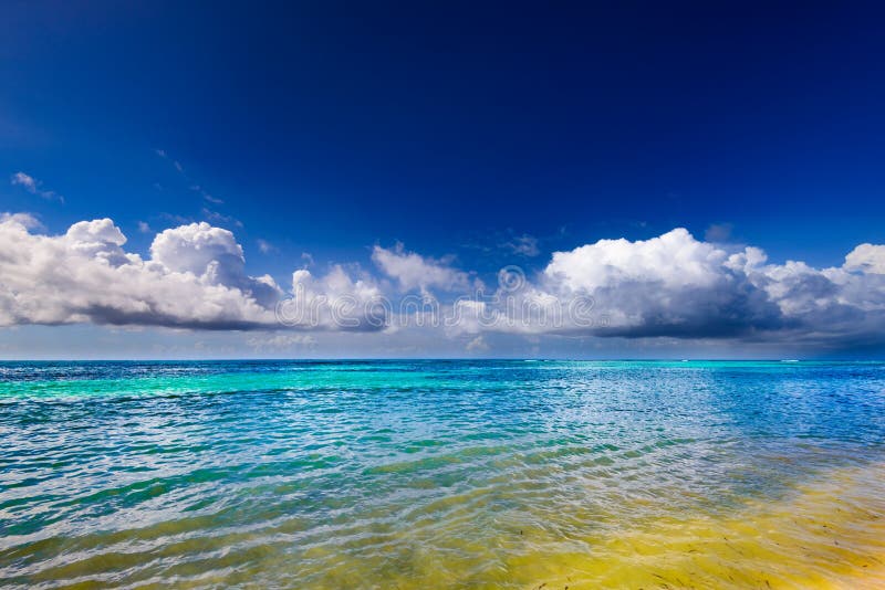 风景海天空云彩库存图片. 图片包括有火箭筒, beautifuler, 没人, 小珠