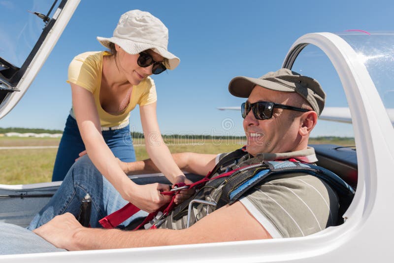 飞机上的一对漂亮夫妇 库存照片
