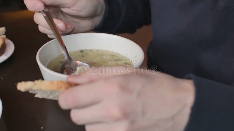 年轻食人的鲜美热的汤用在餐馆的面包