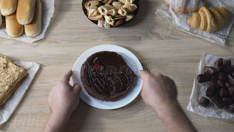 食物上瘾者切口蛋糕到片断里，吃与甜点的重音，顶视图