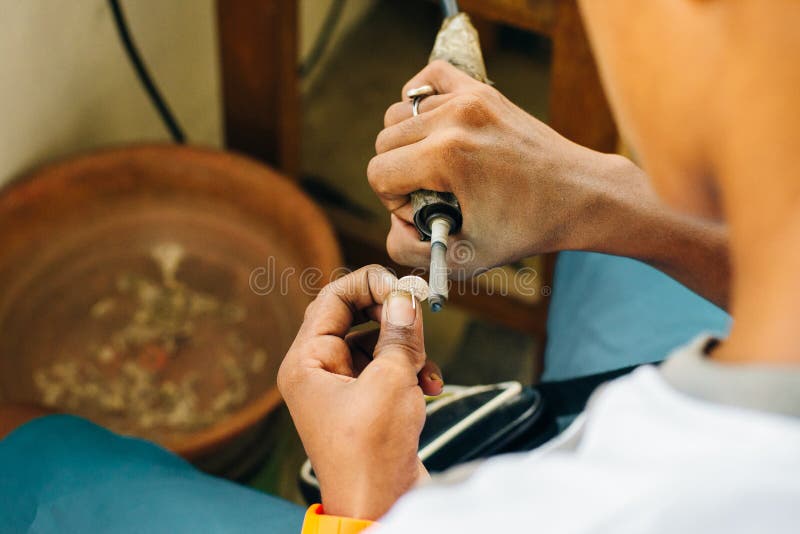 首饰擦亮的圆环在有充分工具的车间 库存照片 首饰擦亮的圆环在有充分工具的车间 库存照片