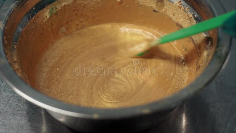 香波的生产 搅动一粒茶黄粉末和化工液体的光滑的混合物