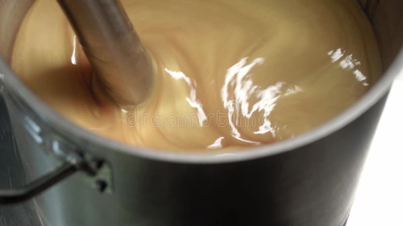 香波的生产 混合在一个运转的平底锅的液体