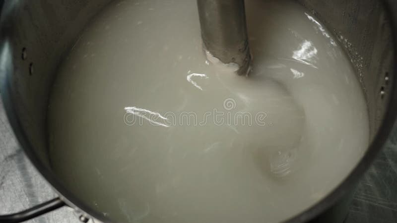 香波的生产 混和和搅动在开水的化工粉末