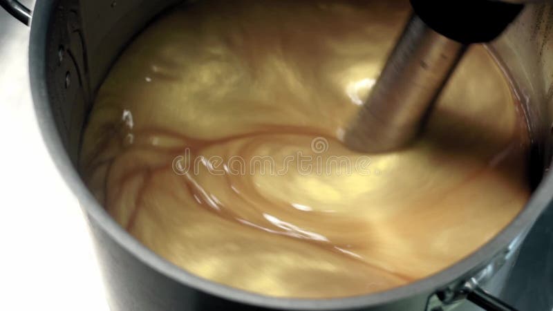 香波的生产 混和在一个运转的平底锅的液体