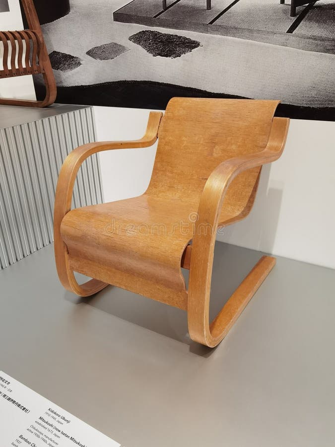 香港博物馆设计家具alvar aalto artek artek armchar模型31桦木饰板躺椅摇椅 库存图片