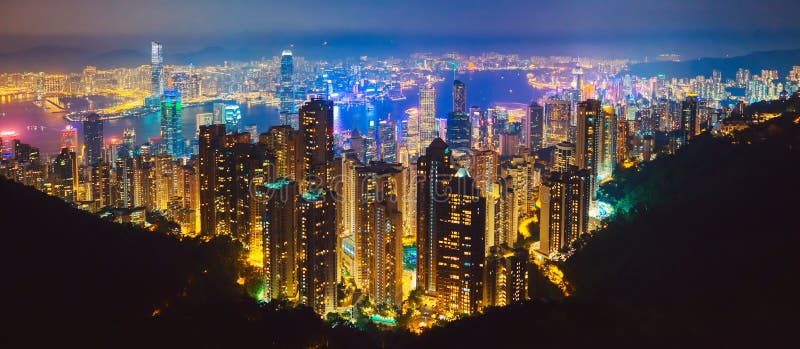 香港最著名的看法暮色日落的 香港摩天大楼地平线从太平山的都市风景视图照亮了 图库摄影 香港最著名的看法暮色日落的 香港摩天大楼地平线从太平山的都市风景视图照亮了 图库摄影