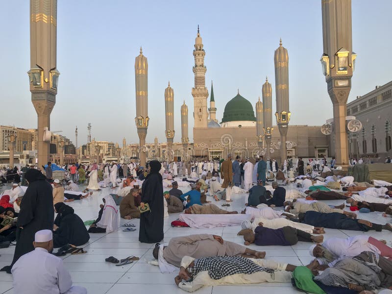 马基纳,沙特ARABIA-26 2019年5月王国:在斋月斋戒的月期间,一个小组回教香客采取休息 免版税库存图片 马基纳,沙特ARABIA-26 2019年5月王国:在斋月斋戒的月期间,一个小组回教香客采取休息 免版税库存图片