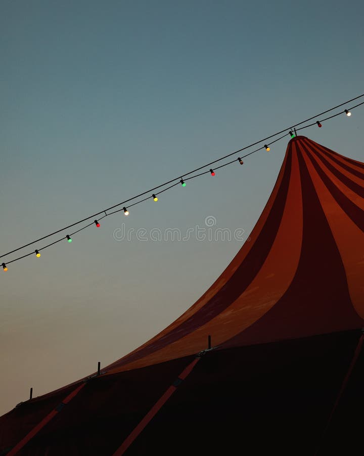 马戏团帐篷的垂直镜头，日落时分的灯光，在西班牙的吉普兹科阿堡区