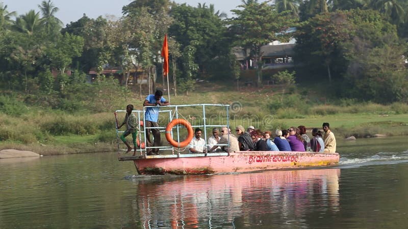 驾驶有香客的小船Tungabhadra河的