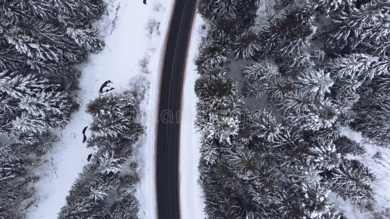 高空俯视雪林山，驾驶汽车驾驶冬路.