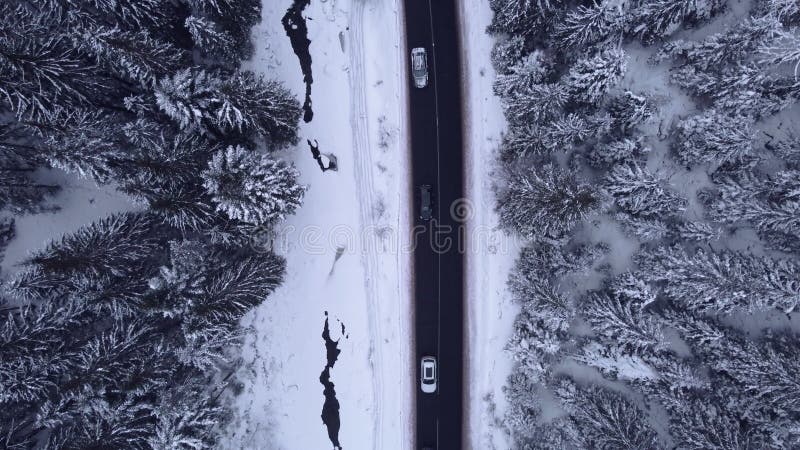 高空俯视雪林山，驾驶汽车驾驶冬路.