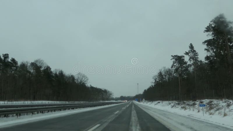 A13高速公路上的高速公路上的雪情，从柏林到高速公路交界处dreieck spreewald和lubbenau出口