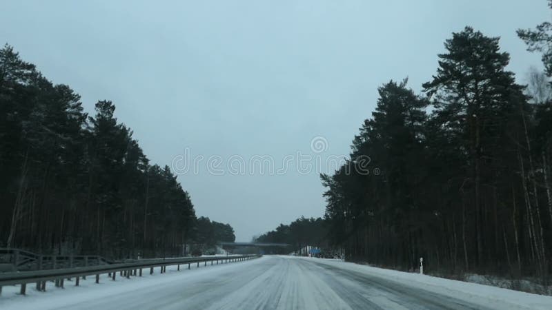 A15高速公路上通往波兰出口方向的公路积雪