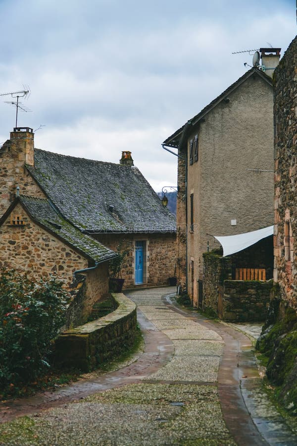 魔法的逃避 : 在阿韦龙的纳雅克狭窄街道上漫游. 免版税库存照片
