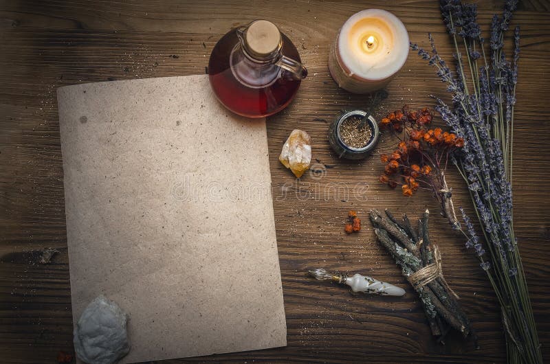 魔药和空白的食谱纸卷 Phytotherapy 替代草药 僧人 druidism 库存照片 魔药和空白的食谱纸卷 Phytotherapy 替代草药 僧人 druidism 库存照片