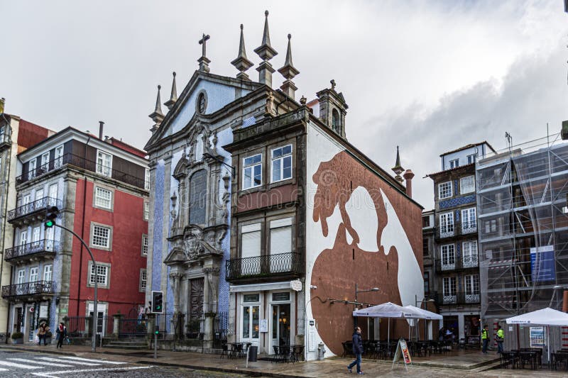 鲁阿 — 杜因凡特街. 轩历轩 : 波尔图一条生机勃勃的小路 免版税库存照片