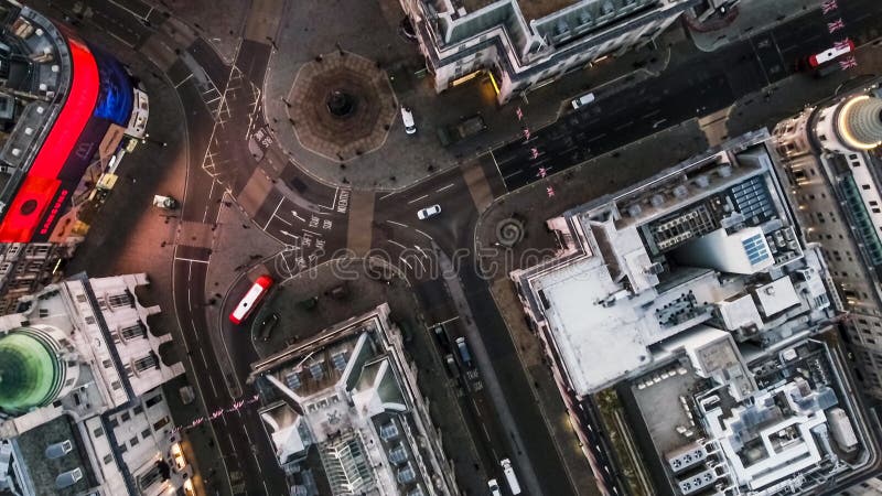 鸟` s飞行在皮卡迪利广场街伦敦英国，英国的眼睛视图