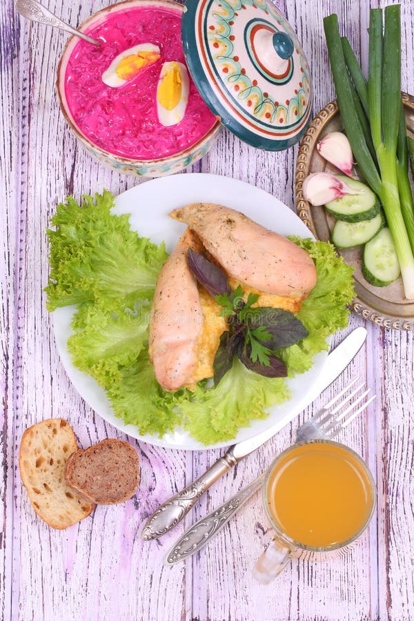鸡胸脯烘烤了用乳酪,新鲜蔬菜,俄国啤酒(kvas) 免版税库存图片