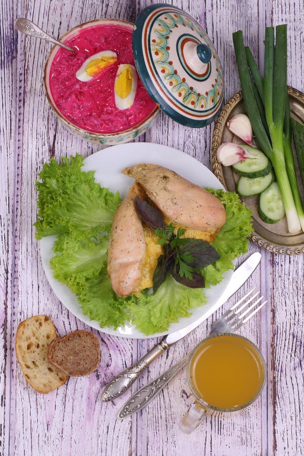 鸡胸脯烘烤了用乳酪,新鲜蔬菜,俄国啤酒(kvas) 免版税图库摄影