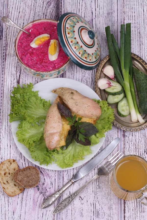 鸡胸脯烘烤了用乳酪,新鲜蔬菜,俄国啤酒(kvas) 免版税库存照片