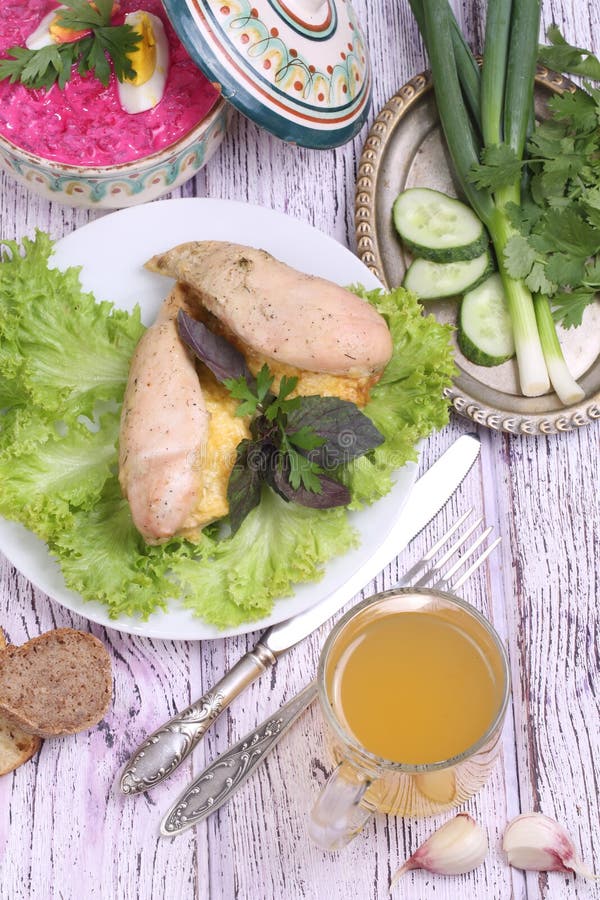 鸡胸脯烘烤了用乳酪,新鲜蔬菜,俄国啤酒(kvas) 免版税库存照片