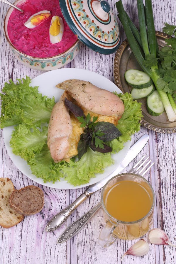 鸡胸脯烘烤了用乳酪,新鲜蔬菜,俄国啤酒(kvas) 库存照片
