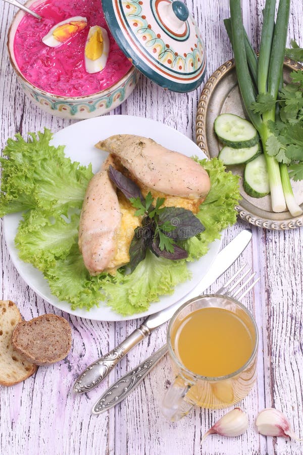 鸡胸脯烘烤用乳酪,递交与菜 免版税图库摄影