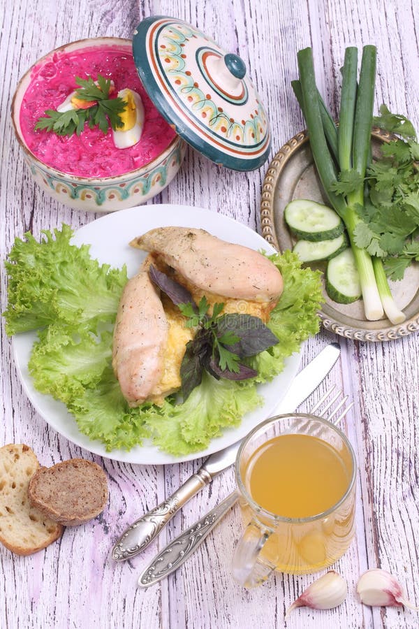 鸡胸脯烘烤用乳酪,递交与菜 免版税库存图片
