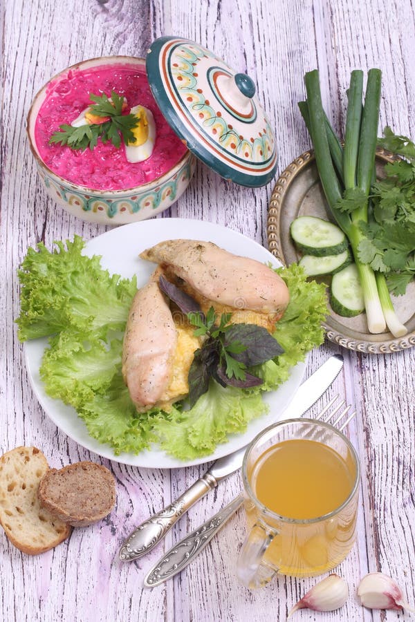 鸡胸脯烘烤用乳酪,递交与菜 免版税库存照片