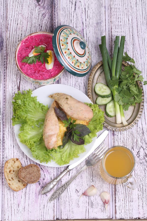 鸡胸脯烘烤用乳酪,递交与菜 免版税库存照片