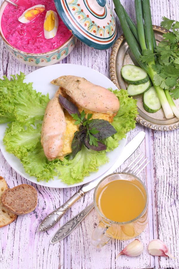 鸡胸脯烘烤用乳酪,递交与菜 免版税库存图片