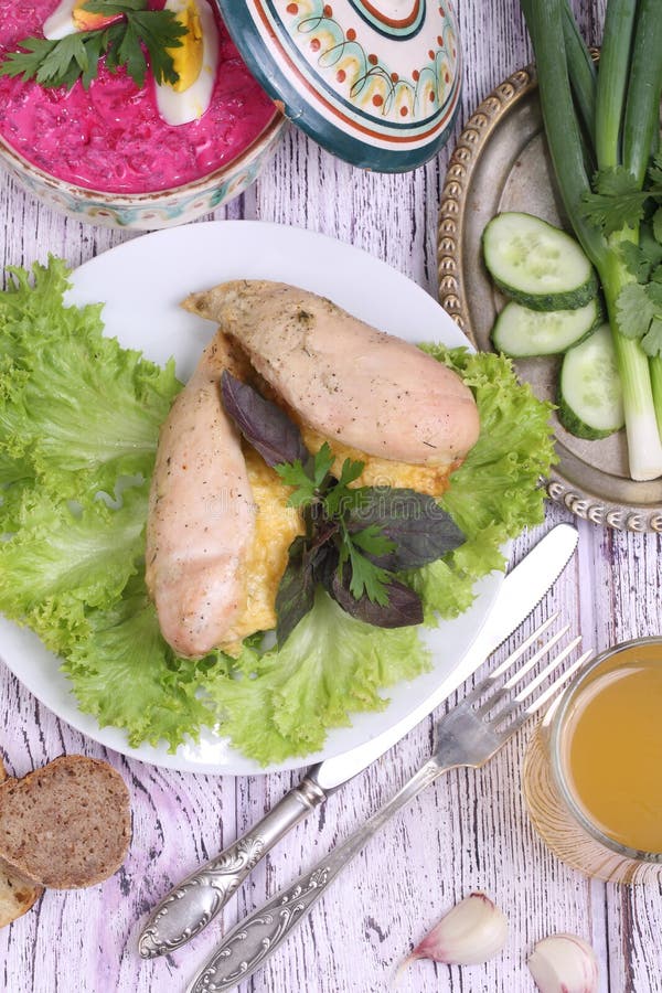 鸡胸脯烘烤用乳酪,递交与菜 免版税库存图片