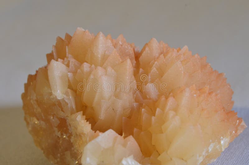 黄方解石石狗牙方解石. 库存图片. 图片包括有点心, 能源, 叶子, 碳酸盐