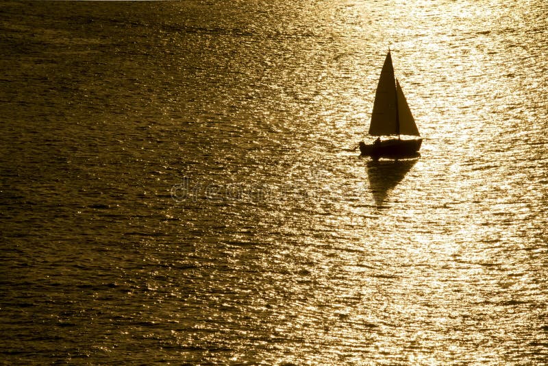 黄昏的帆船库存图片. 图片包括有反映, 本质, 剪影, 体育运动, 晒裂