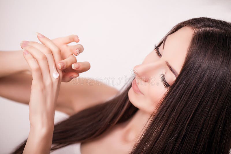 黄瓜面罩处理白人妇女 美容院的妇女 应用化妆奶油 应用面孔润肤霜的一个美丽的少妇 t Scine关心 库存照片 黄瓜面罩处理白人妇女 美容院的妇女 应用化妆奶油 应用面孔润肤霜的一个美丽的少妇 t Scine关心 库存照片