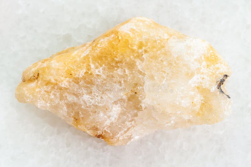 黄色牙方解石 黄方解石石狗牙方解石. 库存图片. 图片包括有点心, 能源, 叶子, 碳酸盐