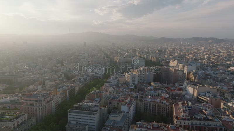 黄金时分的历史街区浪漫空景. 大都市的街道和建筑物. 巴塞罗那