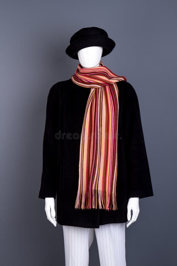 黑人妇女外套和五颜六色的围巾