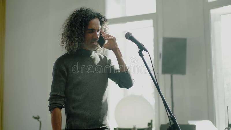 黑人黑人用智能手机说话 股票视频