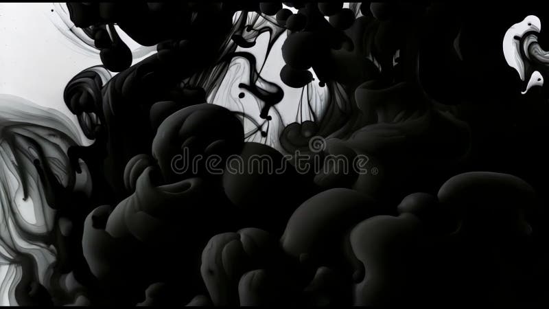 黑色墨水在玻璃中混合清水的旋流. 流体运动形状纹理. 创造力转型. 液体形式. 实验 股票视频