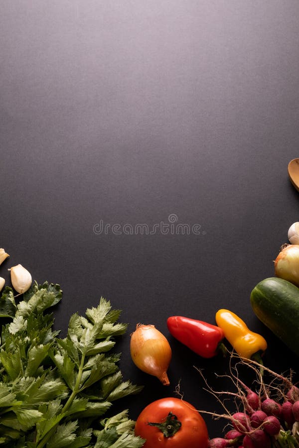 黑色背景上带复制空间的新鲜食物头顶视图 免版税库存照片
