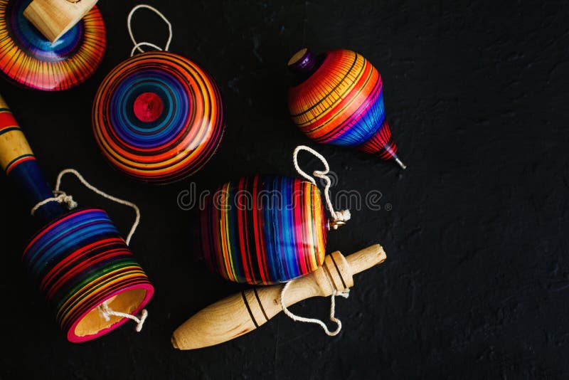 黑色背景中来自墨西哥Wooden、balero、yoyo和trompo的墨西哥玩具