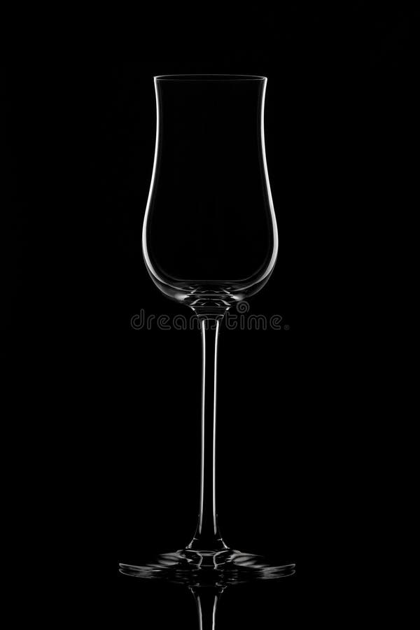黑色背景中的空玻璃酒杯 免版税库存照片
