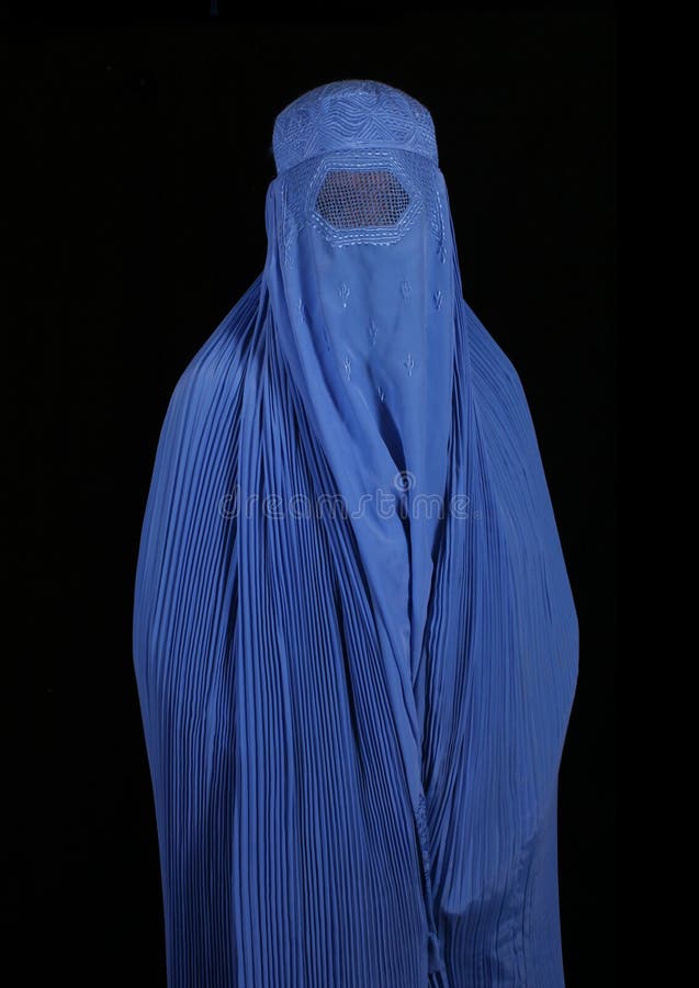 黑色背景中的阿富汗女子肖像