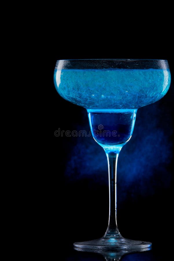 黑色蓝色鸡尾酒夏威夷人烟 免版税库存照片